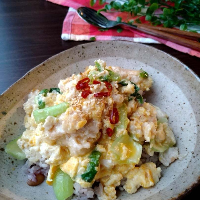 安くてヘルシーなパパっとレシピ☆鶏むね肉と豆腐のフワッフワ卵とじ丼