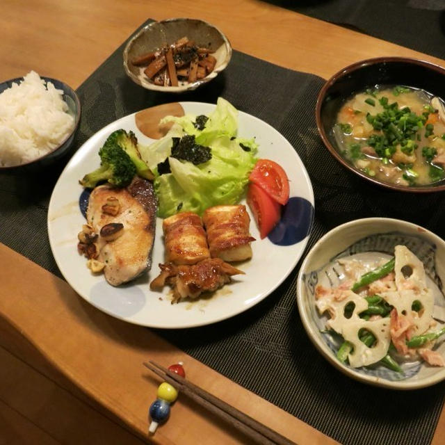 鰤のガーリック焼などの晩ご飯　と　我が家の敷き紅葉♪