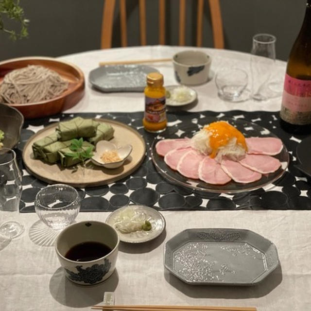 デパ地下で買った各地の美味しいものをアレコレ並べた夜ごはんが最高でした♪
