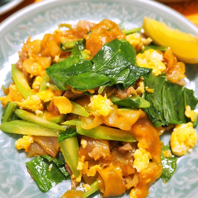 パッタイもいいけど、タイ式太麺の醤油炒め「パッシーユー」も良いよ！