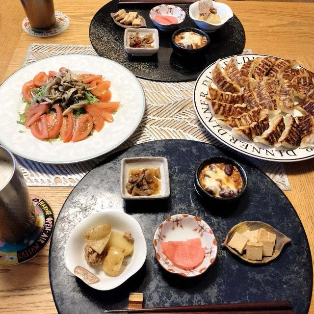京都珉珉の餃子としめじマリネとトマトのサラダ、小鉢5品で晩酌