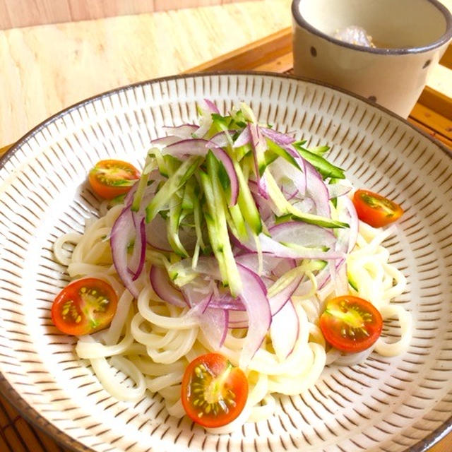 レンジで夏うどん♪ ごまドレでサラダつけ麺