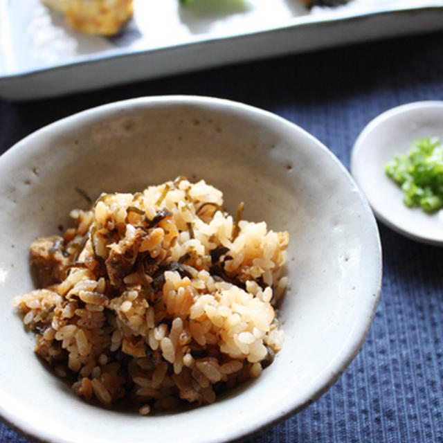 出汁いらず！塩昆布とお揚げの旨味炊込みご飯