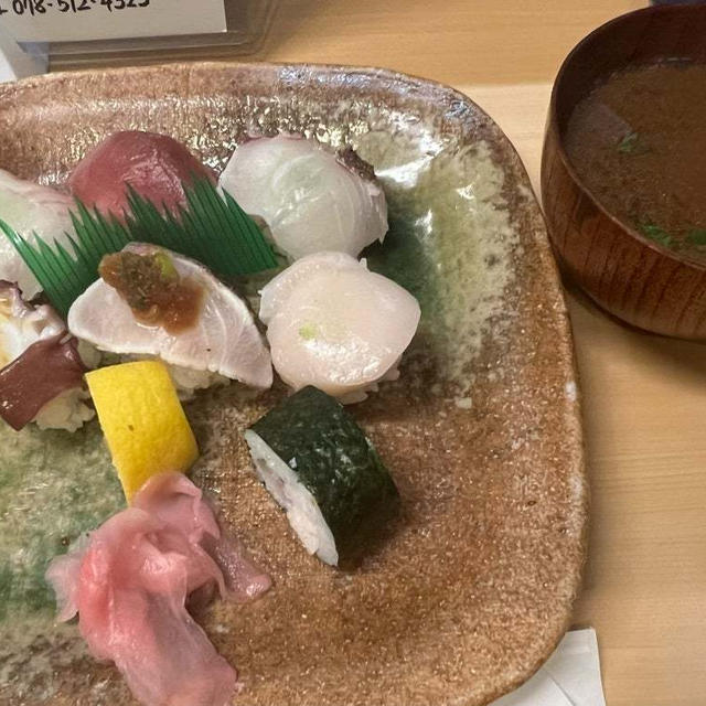 寿司一心　神戸駅・新開地駅近くの寿司店　1300円並にぎりランチ　魚のあらが入った赤だし