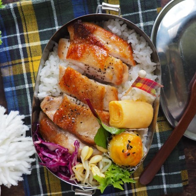 夜も鶏ですがよろしく。クリスマスのグリルチキン弁当