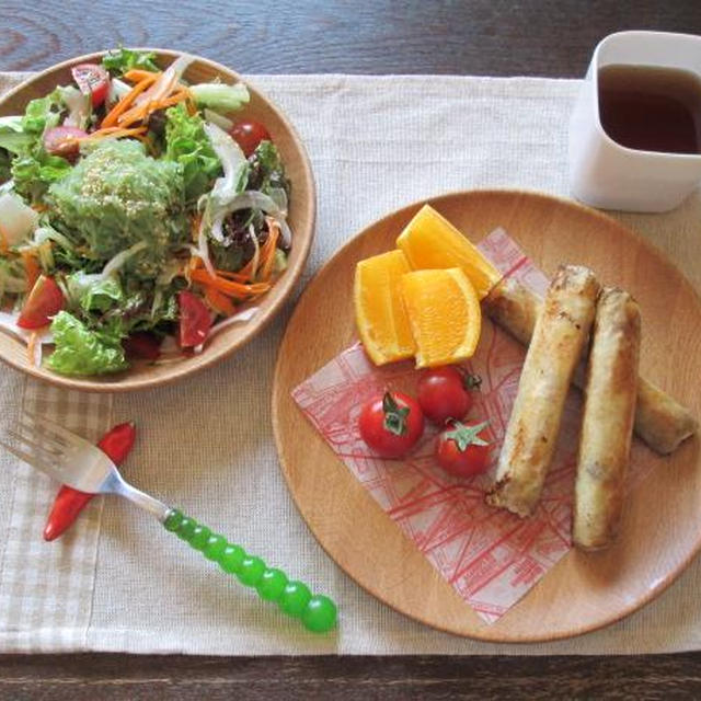 こんにゃくサラダと焼き春巻きのランチ