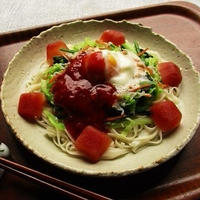 涼やかに食べる『野菜たっぷりトマトだれ麺』で暑い季節もつるつるっとね♪