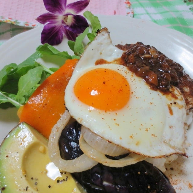 夏野菜とハンバーグでロコモコ丼（2012.6のレシピより）