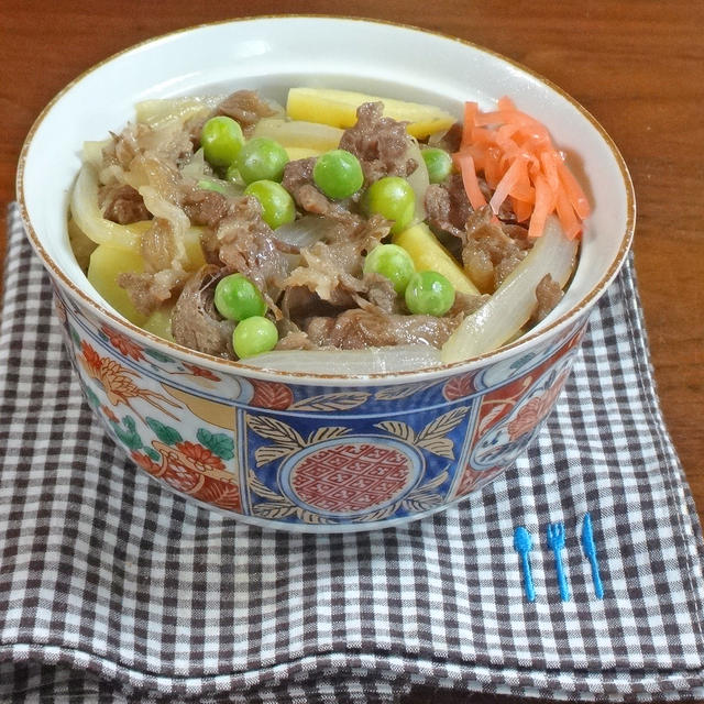 ほっこりする肉じゃが風 春野菜たっぷり！甘辛牛丼