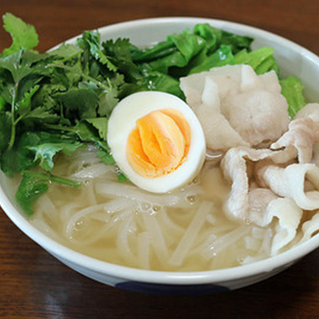 残り物のスープを再利用して「豚肉のフォー」