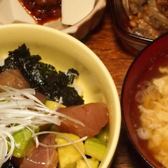 マグロアボカド丼