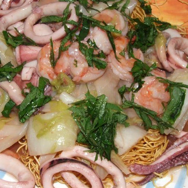 パリパリ細麺にとろーりあんが美味しい”皿うどん”