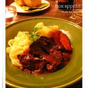 記念日はおうちビストロで♪ストウブで作る、牛肉の赤ワイン煮込み（ブッフ・ブルギニヨン）