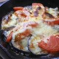 スキレットで簡単、熱々＆とろ〜りが美味しい！ナスとトマトのチーズ焼き。