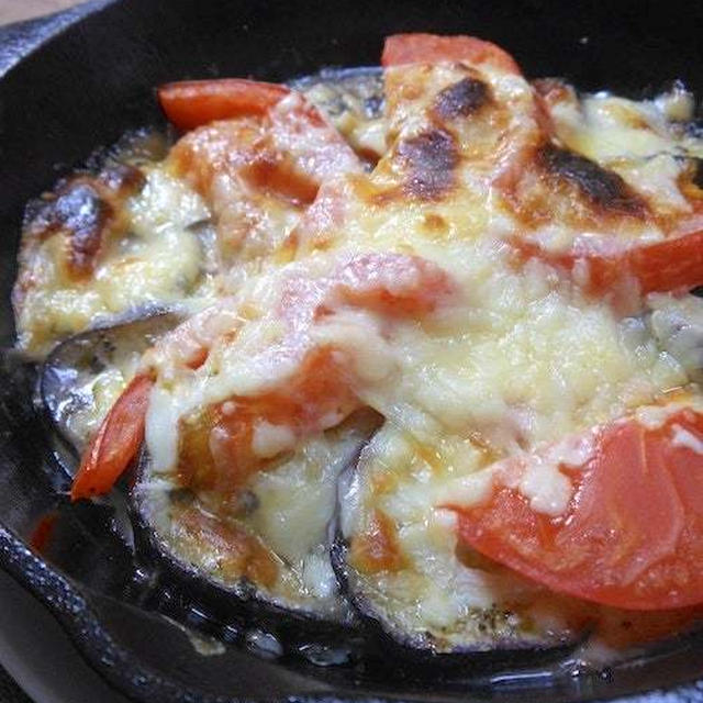 スキレットで簡単、熱々＆とろ〜りが美味しい！ナスとトマトのチーズ焼き。