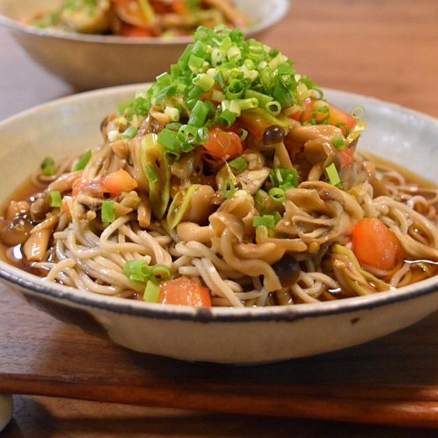 きのことトマトのぶっかけ蕎麦