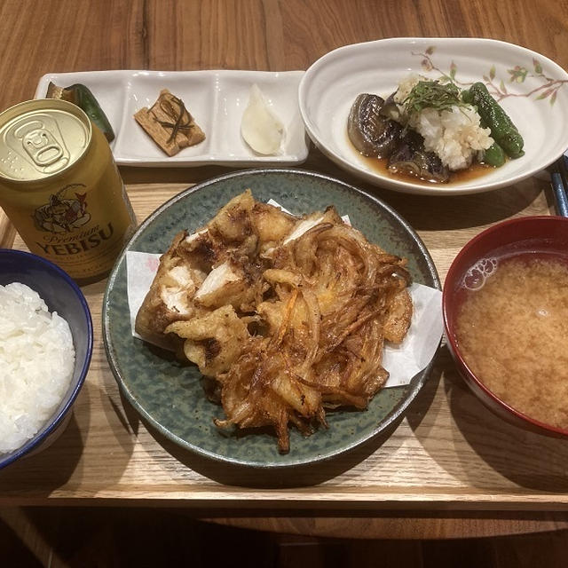 【献立】鶏むね肉の天ぷら、新玉ねぎと人参のかき揚げ、茄子とピーマンの焼き浸し、お漬物、オクラのお味噌汁、ビール