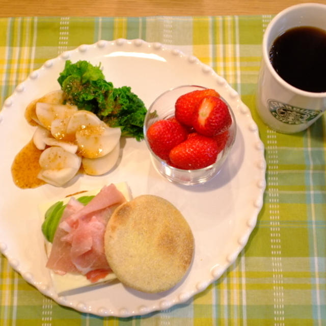 朝食ワンプレート☆生ハムとアボカドのイングリッシュマフィン　かぶとプチベールのサラダ