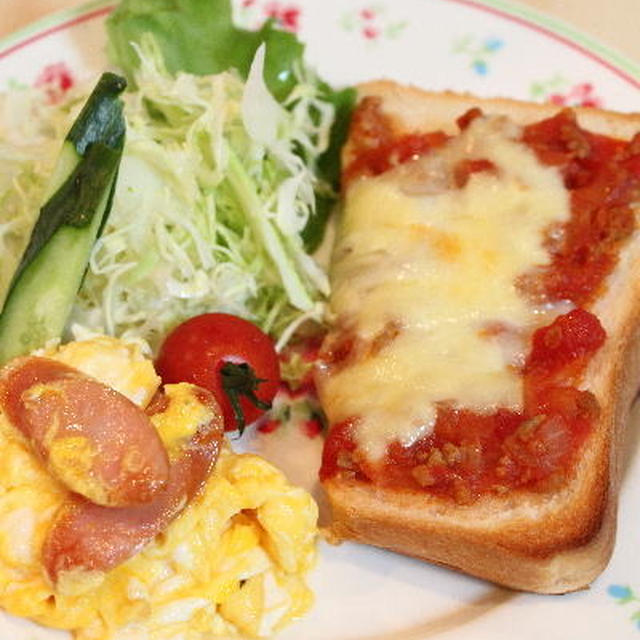 ミートソースの残りでピザトースト　コロッケ定食でランチ＾＾