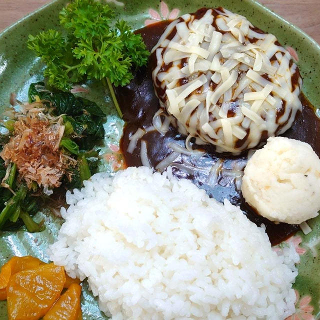 みなさまのお墨付き　肉汁しみだす直火焼きハンバーグ♪