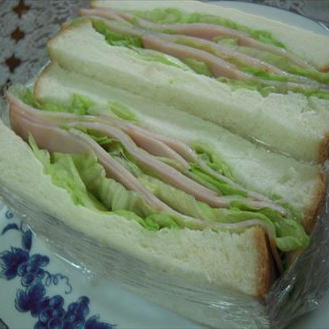 ハムとレタスのサンドイッチ