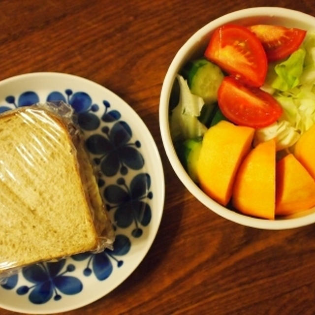 たまごサンドと柿サラダお弁当