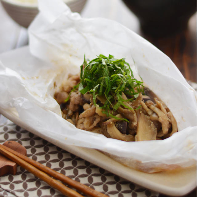 レンジで【豚肉とたっぷりきのこのしょうが蒸し】の献立。