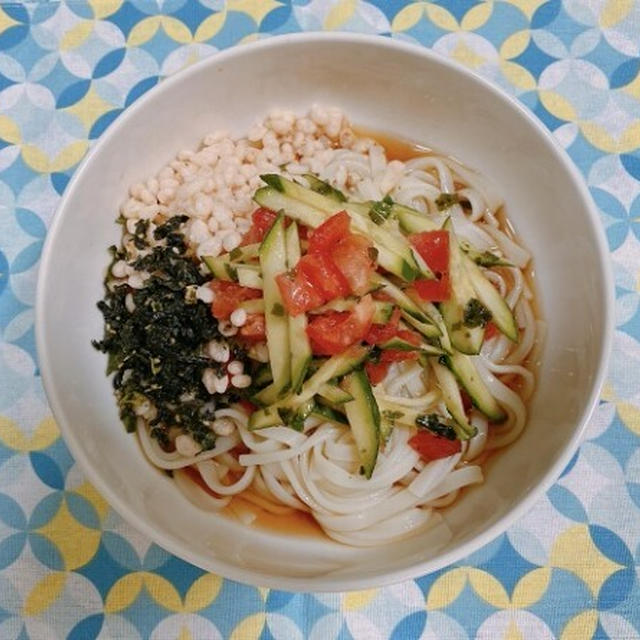 リケンのふりかけるザクザクわかめ 生姜香るねぎ塩味を使って、トマトときゅうりの生姜風味うどん