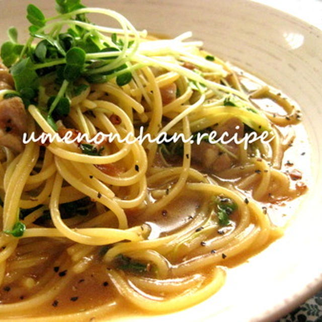 鶏もも肉とカイワレ大根のつゆだく梅ソースパスタ*･゜ﾟ･*:.｡..｡.:*･゜