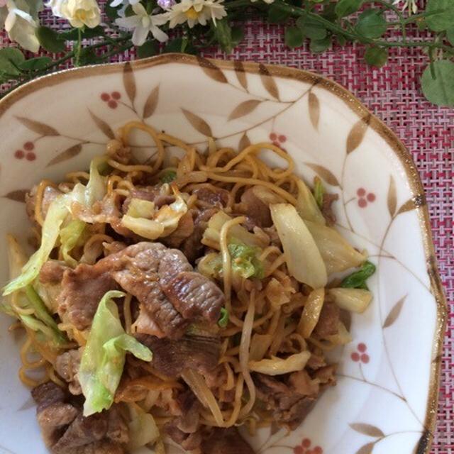 オイスター風味焼きそば、キャベツカニカマのコールスローサラダ 616円