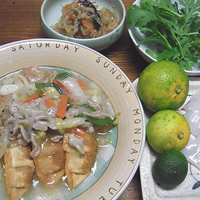 揚げ餃子の八宝菜かけ。「出してよ～」と鳴くにゃんず。