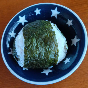 昼ご飯は12時半　デカいおにぎり