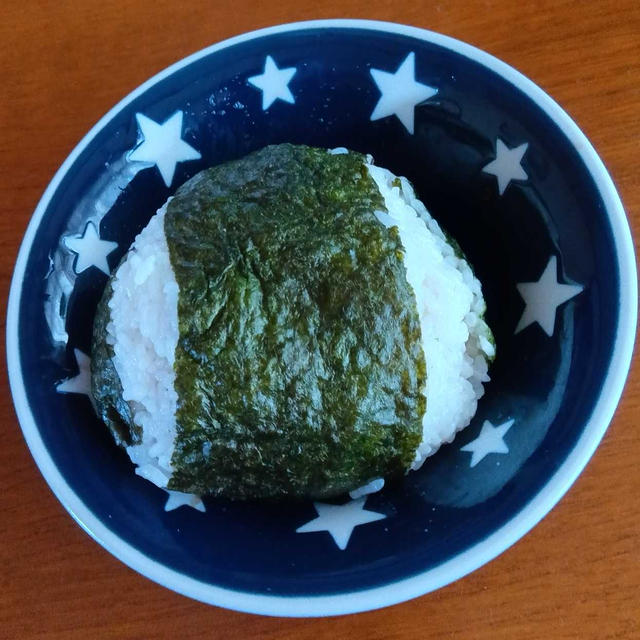 昼ご飯は12時半　デカいおにぎり
