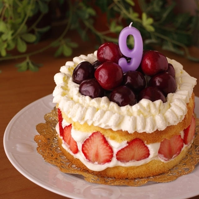 お兄ちゃんのハッピーバースデーケーキ☆好きなものを詰め込んだ誕生日のケーキ（スポンジ台のレシピつき）