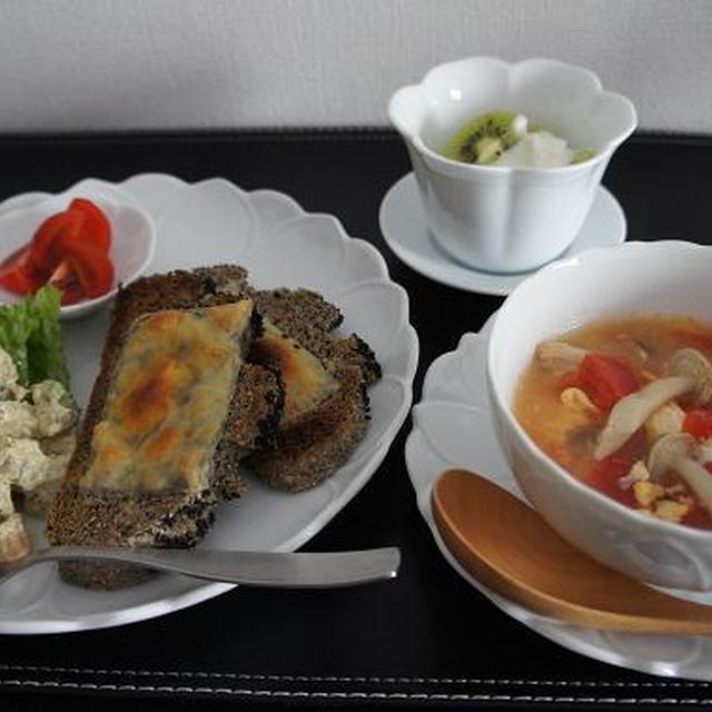 珍しくパンの朝ごはん