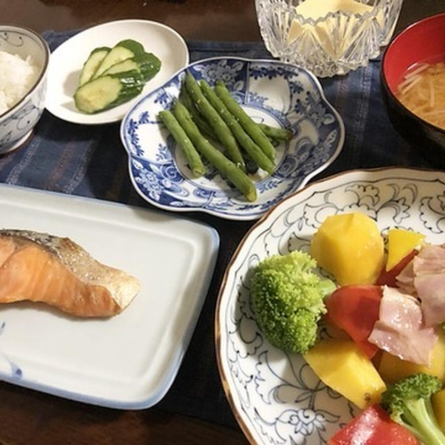 付いてこないで～(;^_^A＆ブロッコリーのジャガベーコン炒め