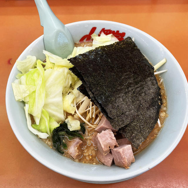 味噌ネギラーメン背脂変更多めを啜る 〜キャベツ・LINEクーポン コロチャーシュー6個・山岡家〜