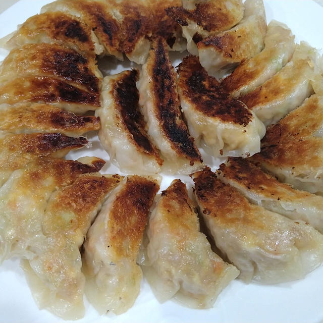 米油で焼いたらめちゃめちゃカリカリ♥野菜たっぷり餃子