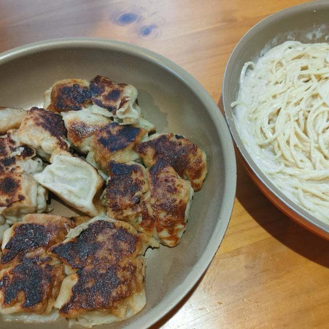 朝から餃子とパスタの朝ごはん＼(^o^)／重めでも子どもたちはモリモリ食べます(笑)