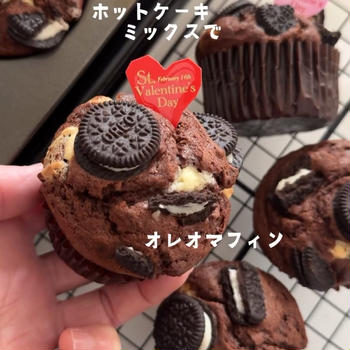 「ホットケーキミックスで作るオレオマフィン」ザクザクオレオとふんわりしっとりチョコマフィン♡オレオマフィンのレシピだよ！