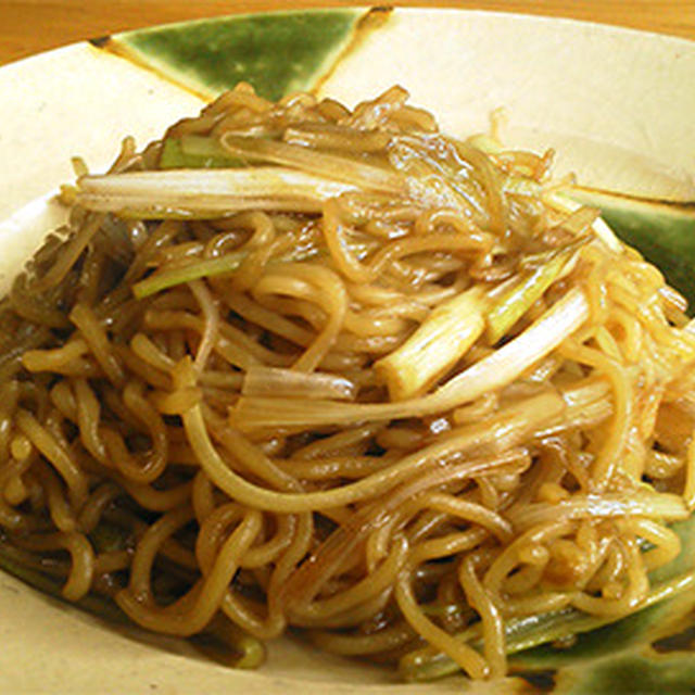 お肉を煮たら、煮汁を使って焼きそばを作るのがお約束