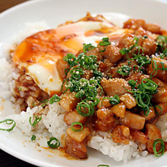コチュジャン味の「鶏ぶっかけ飯」