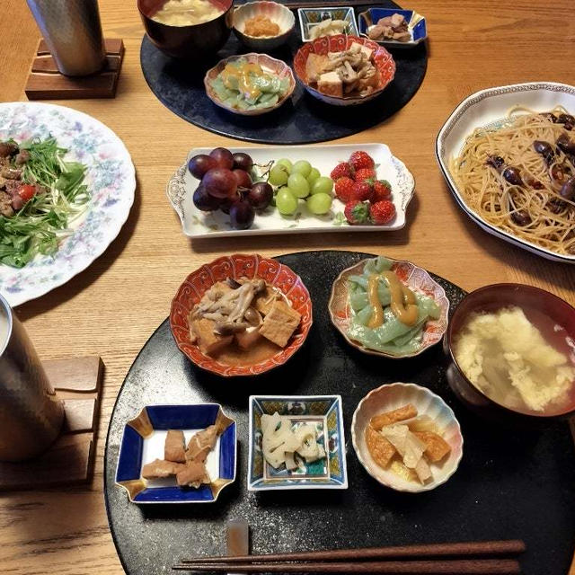 ほたるいかのペペロンチーノパスタ、蒸し茄子とプチトマトのマリネサラダ、小鉢5品と黒はんぺんのお吸