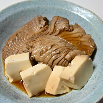 サメと豆腐の煮つけ。純米本みりんを使ってお得なサメをひと味違うアップグレードした煮魚に。
