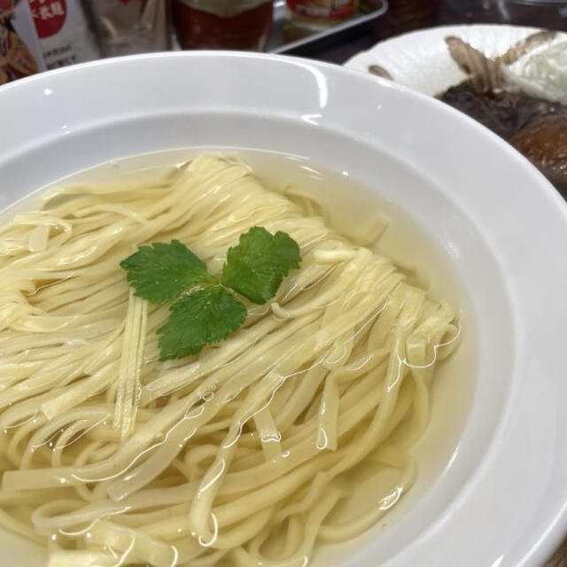那覇・松尾「麺そーれ」あっさりスープを自分で仕上げる沖縄そば
