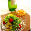 野菜たっぷりサラダと爽やかオレンジドレッシング。