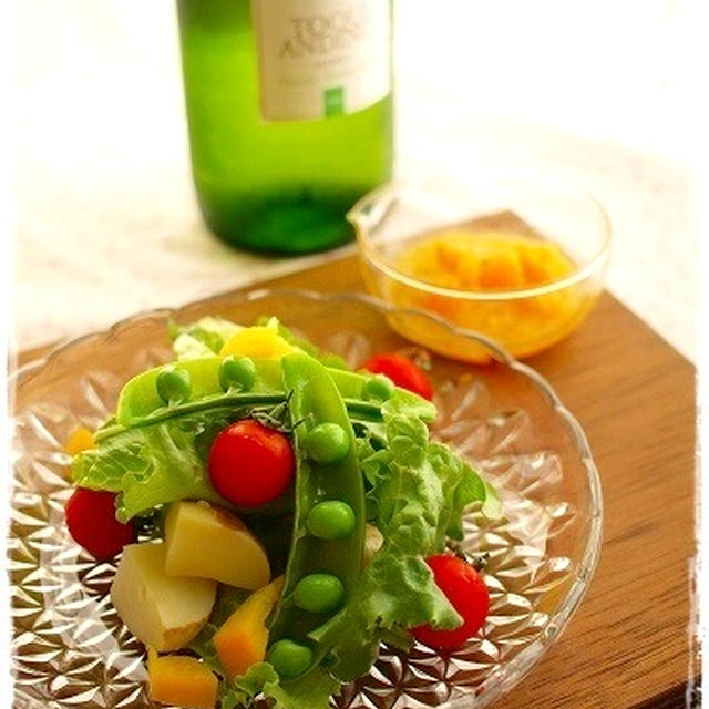 野菜たっぷりサラダと爽やかオレンジドレッシング。