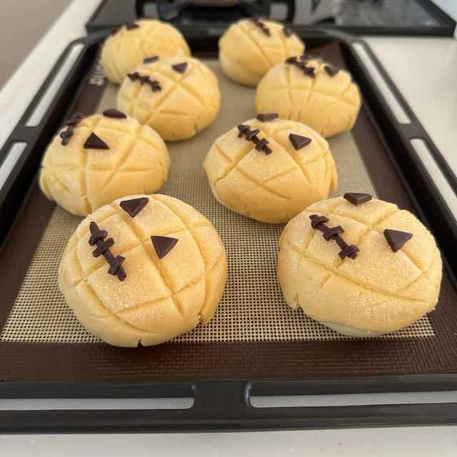 今日のおやつはハロウィンメロンパン🎃ふわふわざくざくめちゃくちゃ美味しい♡スイカゲームみたいなメロンパンって⁈