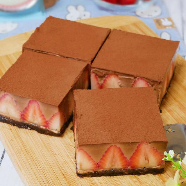 どこを食べてもイチゴがいっぱい！いちごとチョコレートのコンボ