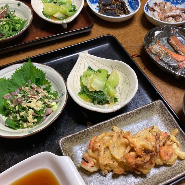鯵のタタキ、小エビのかき揚げ、青梗菜の辛子和え、なめこと豆腐の味噌汁